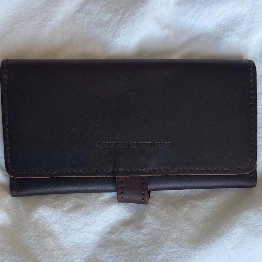 Elegant Dark Brown Leather Wallet - Picture 2 of 8